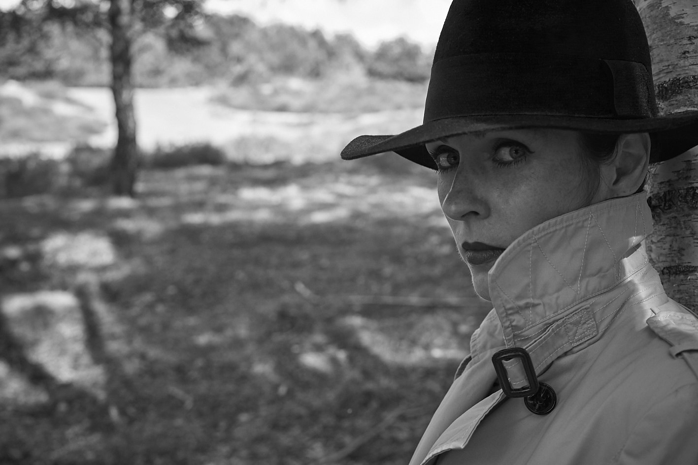 Porträt, Frau im Trenchcoat Film Noir, Köln © Monika Probst, Köln